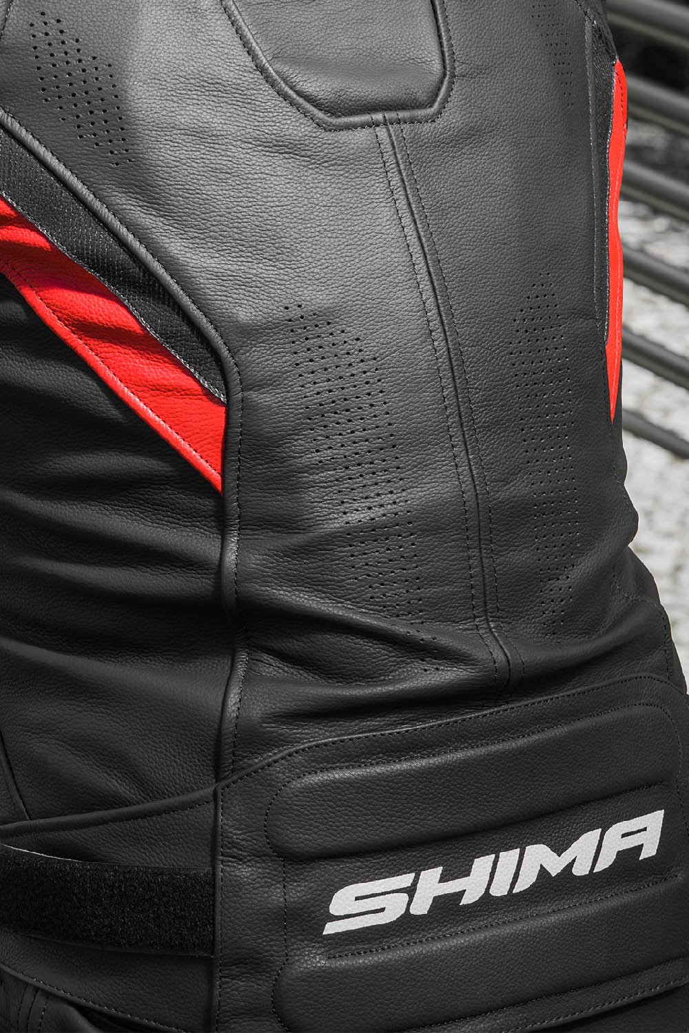 Спортивная куртка кожаная SHIMA CHASE вид со спины для мотоциклистов купить по низкой цене