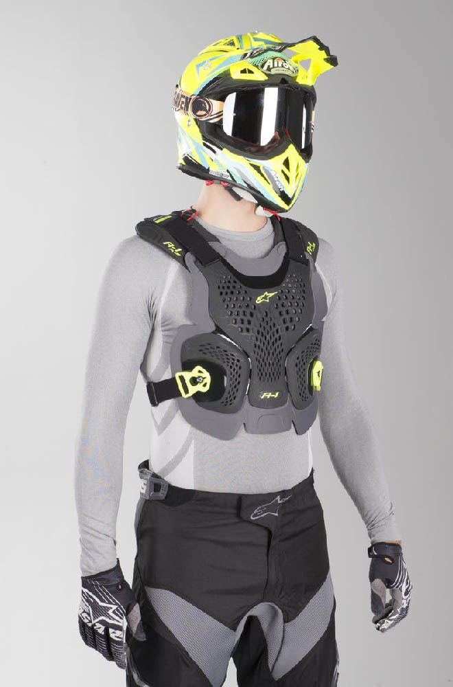 Защита спины и груди ALPINESTARS A-1 PLUS CHEST PROTECTOR стоя сзади купить по низкой цене